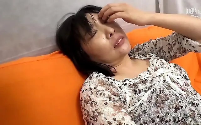 Unhurried blowjob tease from a bold Japanese milf with big tits