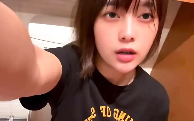 精品无码一区二区 精品午夜 片18 She cums hard in the stall next to a stranger in the crowded restroom