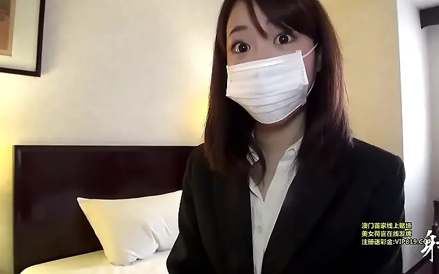5免费观看 日本一 日韩一 Desk edges dig into her thighs as shy Japanese amateur melts into raw blowjob passion