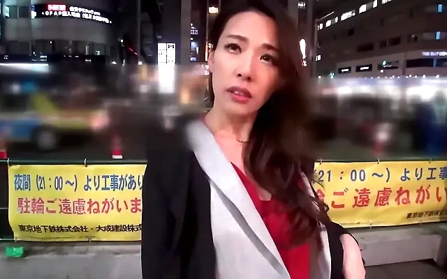 Intense first-time hookup with a sexy natural beauty who takes it all
