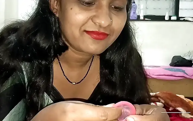 少女 免费在线 v在线 Amateur Desi Indian couple gets intimate with natural home sex