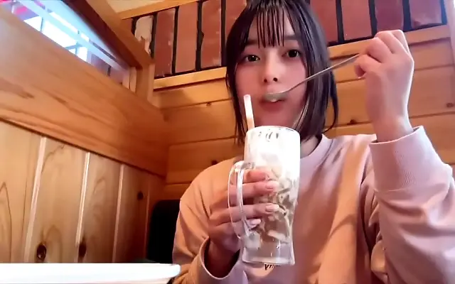 无删减 花蒂 我添 社区 Intense cravings take over after her caf&eacute; day and city stroll turn steamy at home