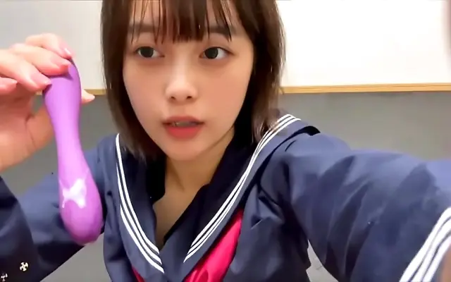 男人捅 第一次 性色 集在线观看 Her secret solo session spills into a shared tease with another woman