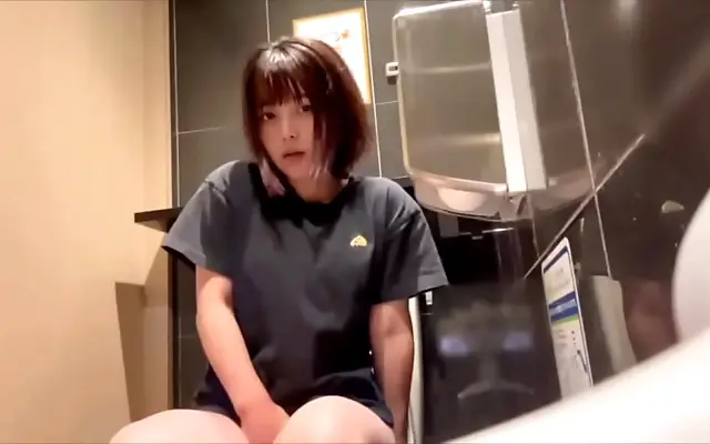 免费+ 乱子 精品一区二区 Emerald sheets moan with pleasure as she aches for thick cock