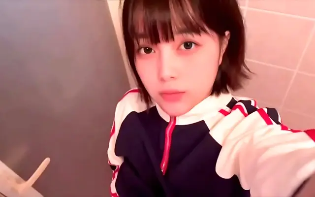 国产免费A 女主 视频大全 Fingers teasing tight heat as steam rises in the bathroom with mom just beyond the door