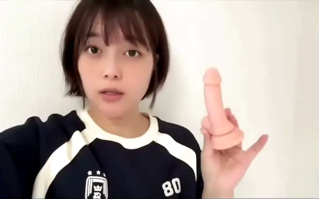 3p +先锋影音 中文字幕一区 Curvy college girl lost in passion as she teases herself to the edge and back