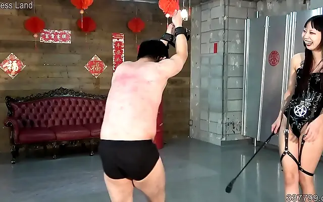 久久99 洲精品久久久久久 人精品 Japanese Mistress Whips andLaughs on the Bed
