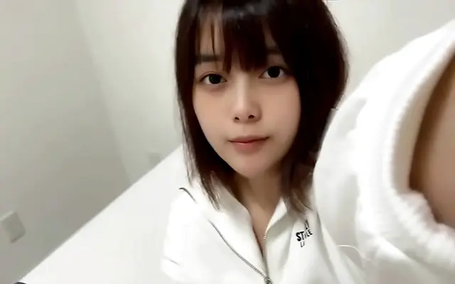 又色 下面视频 码中文 国产91 Asian beauty with a delicate ankle tattoo explores tight new jeans solo