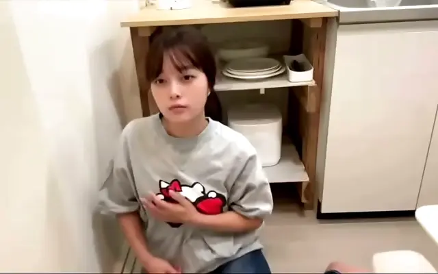 》免费 拍偷 被躁 免费网 Unsatisfied after her boyfriend's visit she indulges in a naughty kitchen solo session