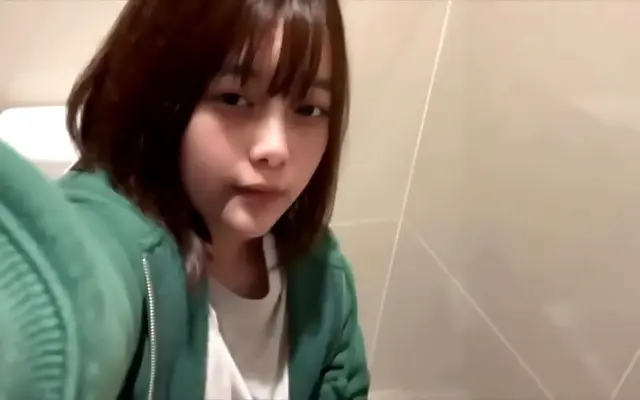 舒淇 诱人 国产午夜 College cutie sneaks steamy solo session in shopping mall restroom
